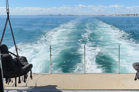 Valencia: giro in barca di lusso con capitano, bevande e bagno privato