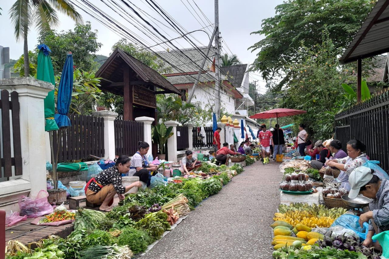 Luang Prabang: Sunrise Market & Local Street Food Experience