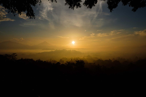 yogyakarta: Amanecer de Borobudur, volcán Merapi y Prambanan