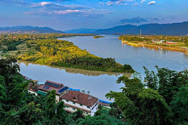 Journée complète à Chiang Rai : 3 temples, Triangle d&#039;Or et tour en bateau