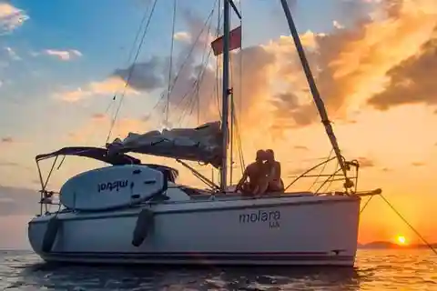 Da Alghero: tour in barca a vela al tramonto