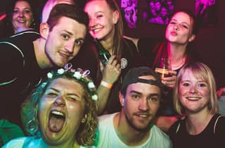 Dresden: Private Kneipentour mit Insider-Guide & Gratis-Shots