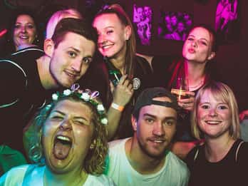 Hannover: Private pub crawl with insider-guide & free shots