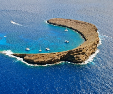Maui: Molokini Snorkel and Performance Sail with Lunch