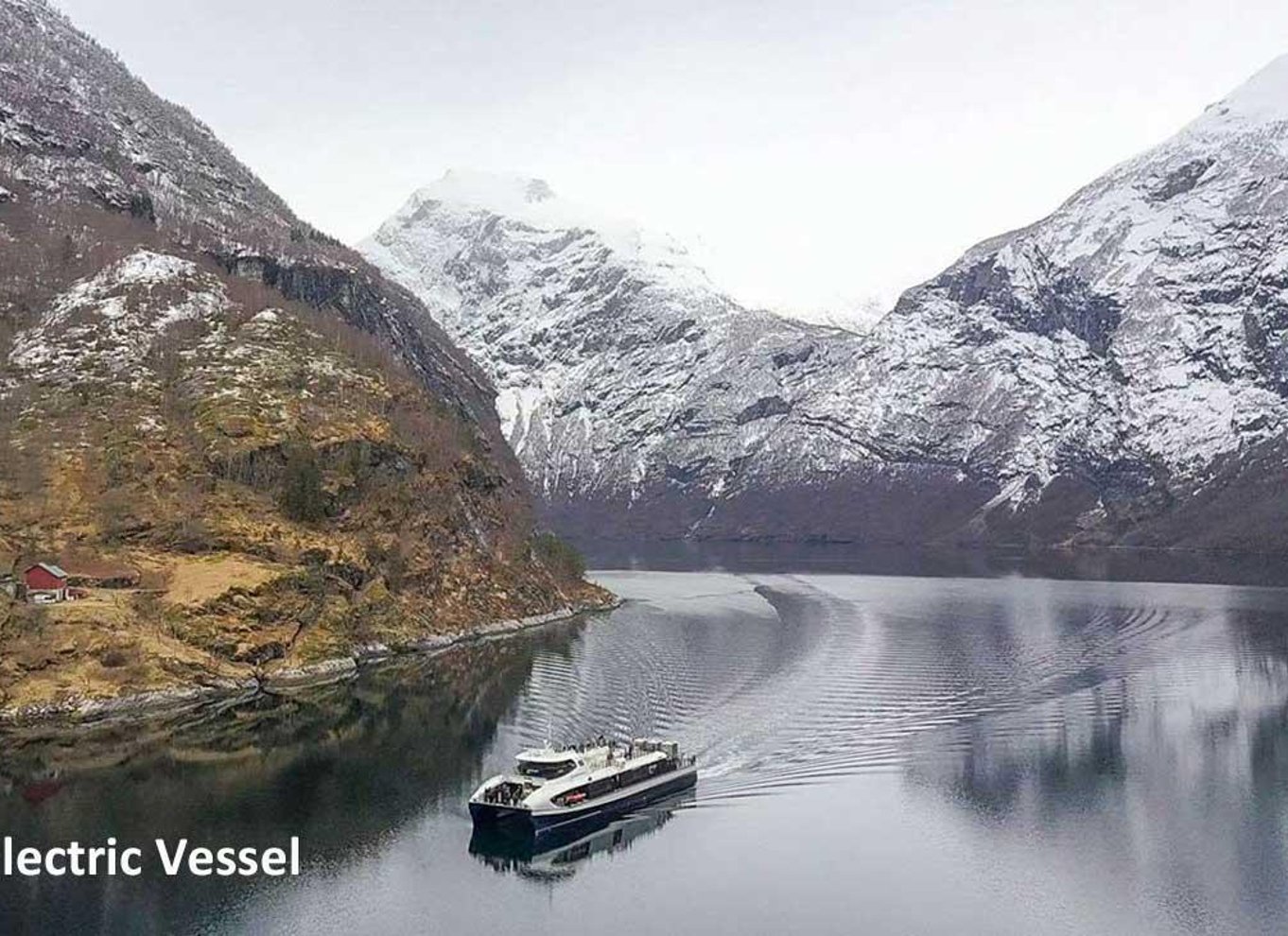Geiranger: Sightseeingbådtur i fjorden og til vandfaldene – 75 minutter og 2 timer
