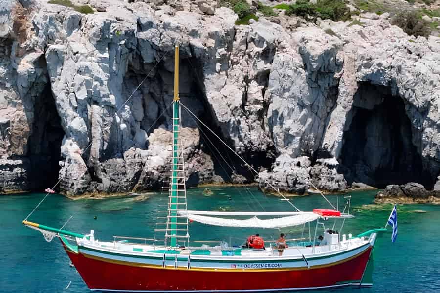 Faliraki: Kleingruppen-Bootstour nach Anthony Quinn, Ladiko und zu den Höhlen. Foto: GetYourGuide Faliraki: Kleingruppen-Bootstour nach Anthony Quinn, Ladiko und zu den Höhlen. Foto: GetYourGuide