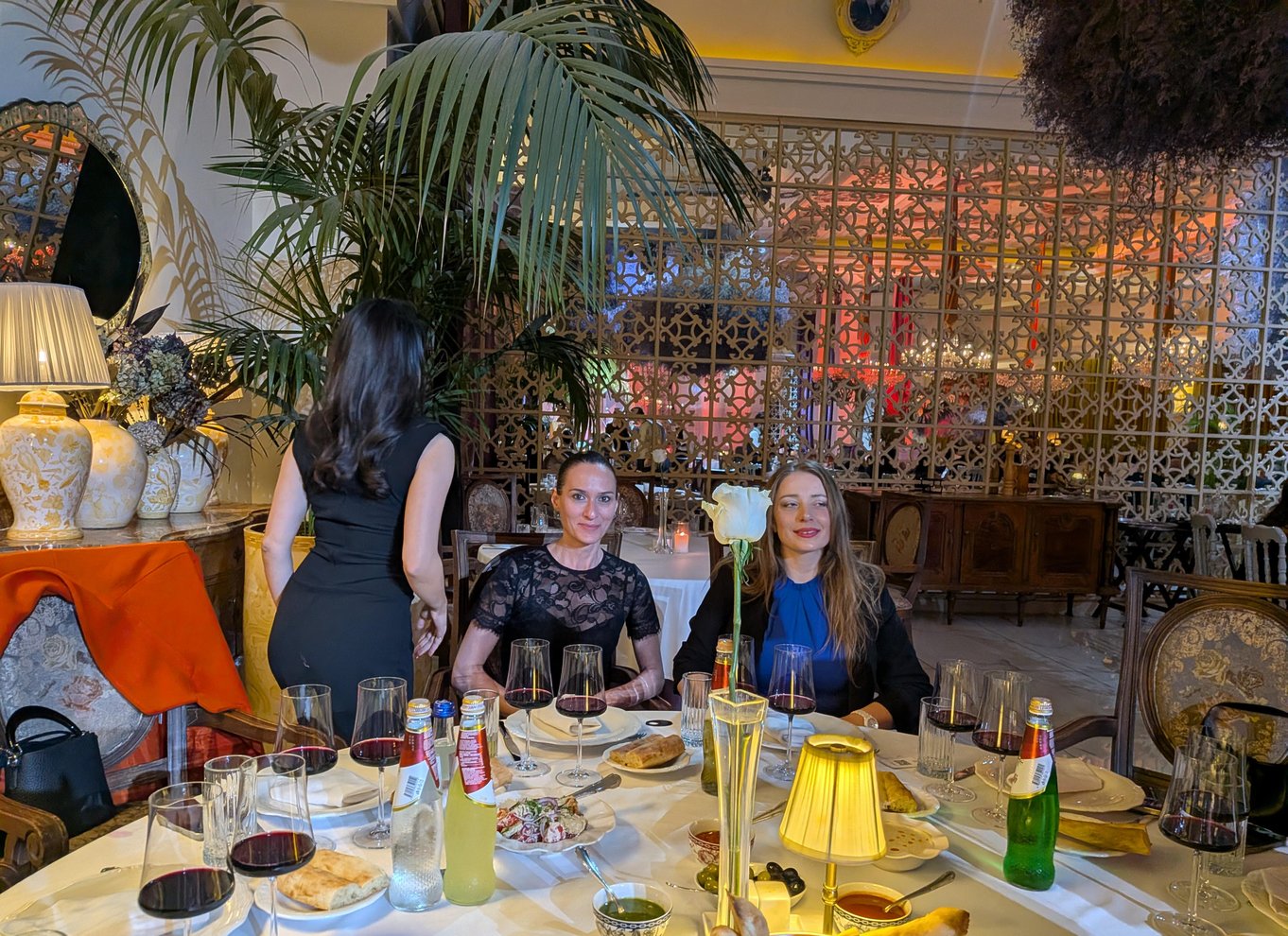 Tbilisi: georgisk middag, danseshow og afhentning på hotellet