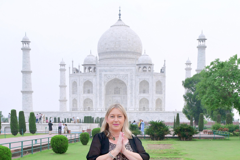 De Deli: Excursão noturna ao Taj Mahal em comboio super-rápidoViagem de ida e volta de comboio com ar condicionado, traslado de ida e volta - Tudo incluído