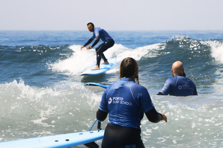 Journée de surf à l&#039;école de surf de Porto 3h de cours de surf avec navette3 heures de cours de surf avec Porto Surf School