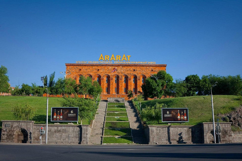 Degustazione di brandy nella rinomata fabbrica Ararat di Yerevan