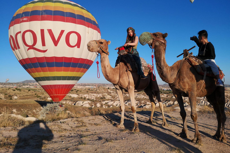 Cappadocia: giro in cammello all&#039;alba con mongolfiereCappadocia: giro in cammello al tramonto