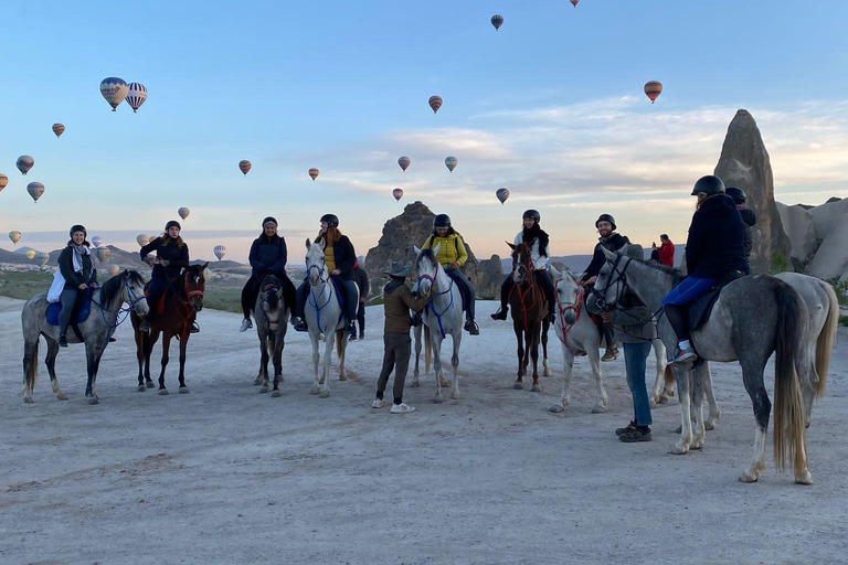 Randonnée à cheval au lever du soleil en CappadoceRandonnée à cheval au lever du soleil