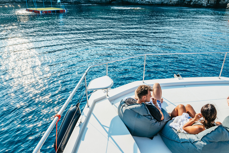 Rhodos: Catamaran cruise bij zonsondergang met dinerCatamaran Cruise "Vrijheid" bij zonsondergang