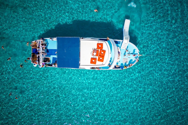 Paphos/Akamas: Excursão de ônibus e barco pela Lagoa Azul com toboágua