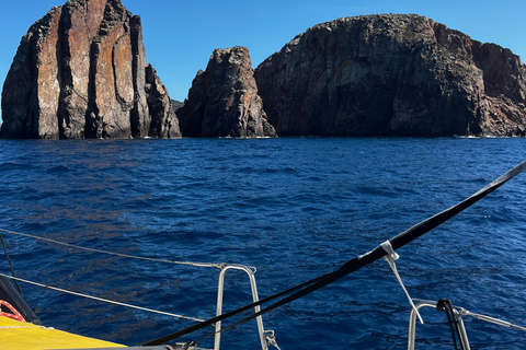 Lo mejor de Milos en velero: Kleftiko, playas y almuerzo griego