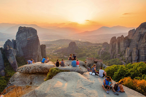 Atenas: Excursión de un día a los Monasterios y Cuevas de Meteora y opción de almuerzoVisita compartida en inglés con traslado en autobús y almuerzo