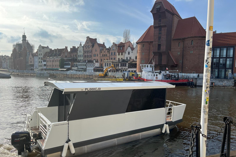 Nuevo autobús acuático diminuto en el río Motława de Gdańsk