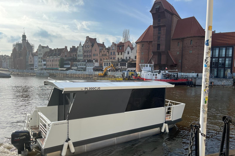 Novo ônibus aquático minúsculo no rio Motława em Gdańsk