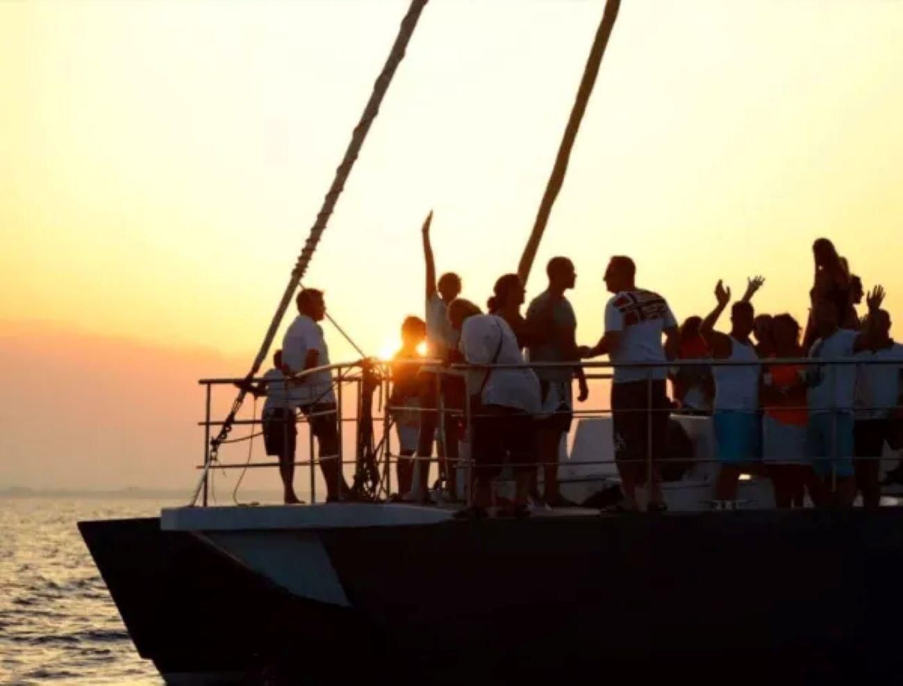 Le Grau-du-Roi: Jahr 80, Essen, Cocktail, DJ & Sonnenuntergangs-Kreuzfahrt