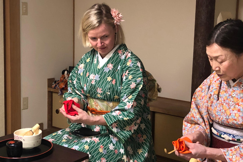 Miyajima: Kulturerlebnis in einem KimonoKalligraphie in einem Kimono