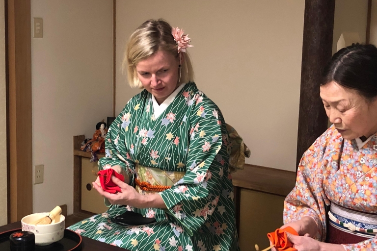 Miyajima: experiencia cultural en un kimonoCeremonia del té y caligrafía en un kimono