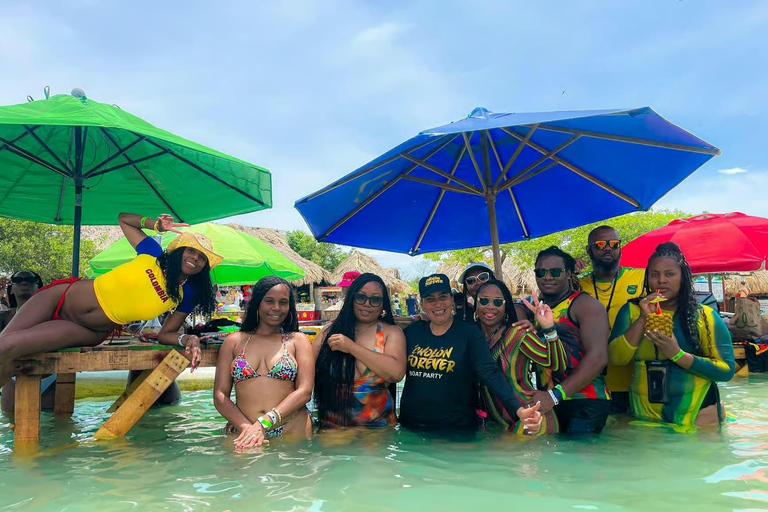 Cartagena: Rosario Islands Party Boat Tour with DJ