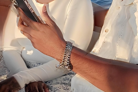 Passeio de barco romântico com vinho e queijo ou jantar surpresaPasseio de barco romântico com vinho e queijo, avistamento de lobos marinhos