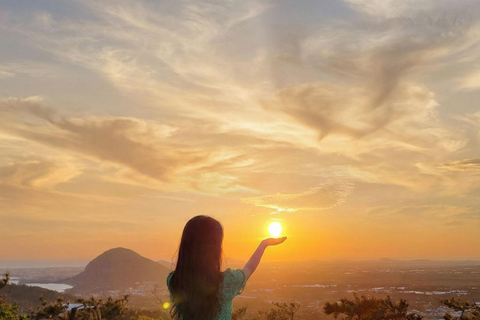 Jeju: ruta de senderismo por un pequeño volcán al amanecer (3 horas, recogida)Jeju: Sunrise Small Volcano Hike (3 Hours, Pick-up)