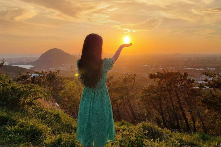 Jeju: ruta de senderismo por un pequeño volcán al amanecer (3 horas, recogida)Jeju: Sunrise Small Volcano Hike (3 Hours, Pick-up)