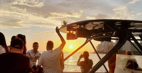 Cartagena: Sunset VIP Bay Tour with Open Bar, and Club