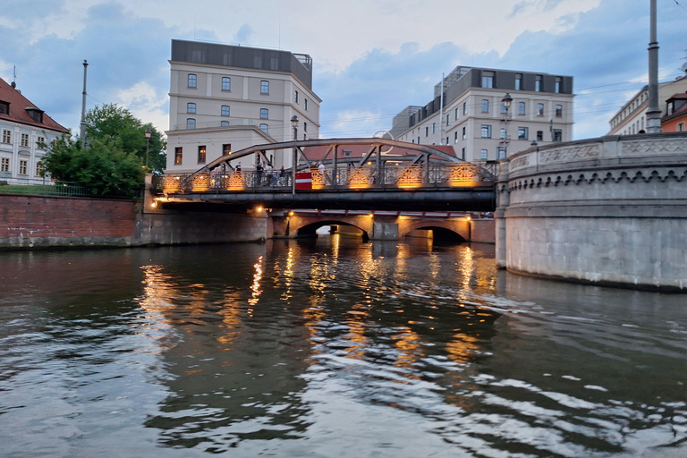 Wroclaw: Sunset Catamaran Cruise with Drink and Music