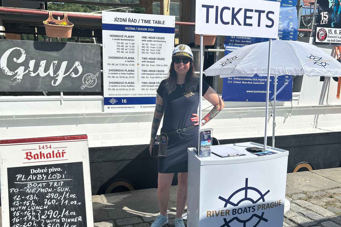 "享受香浓咖啡与自制馅饼的1小时游船之旅"

- 体验奢华: 乘坐游船，享受一小时的悠闲时光。
- 美食之旅: 品尝现泡的香浓咖啡，感受自制馅饼的独特风味。
- 休闲放松: 在水上欣赏美丽风景，带给您身心的放松。
- 完美时光: 无论是与朋友还是家人，这次旅程都是您不容错过的选择。

选择这次游船之旅，给自己一个放松的时光，品味美食与美景的完美结合。