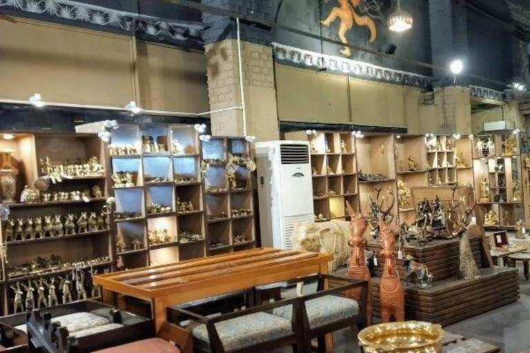 Exclusieve winkelrondleiding in Delhi met gids en transfersDelhi Cottage Emporium Shopping Tour