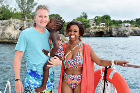 Gezinsvriendelijke catamaran bij zonsondergang in Jamaica met DJ