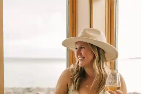 NON BUS Andie's VIP Traverse / Leelanau Peninsula Wine Tour