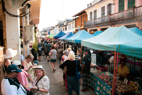 Città vecchia di Takuapa: tempio e mercato domenicaleCittà vecchia di Takuapa; Tempio e mercato domenicale INSIEME