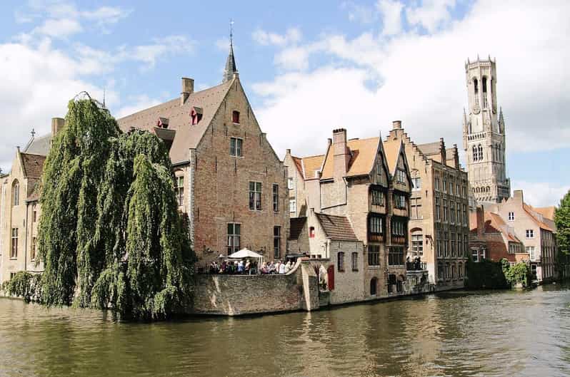 Bruges: Walking Tour with Chocolate Tasting and Boat Ride