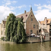 Bruges: Walking Tour with Chocolate Tasting and Boat Ride