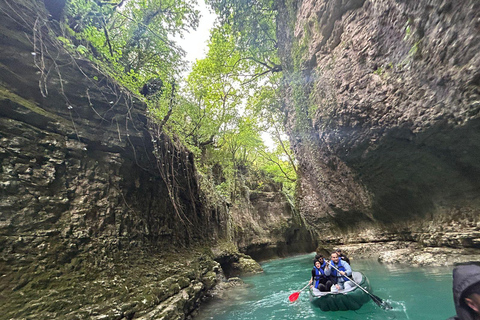 Vanuit Kutaisi: Canyons en grotten tour met transfer naar Tbilisi