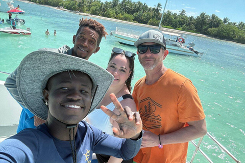 蓬塔卡纳：派对游船巡航（含浮潜和饮品）