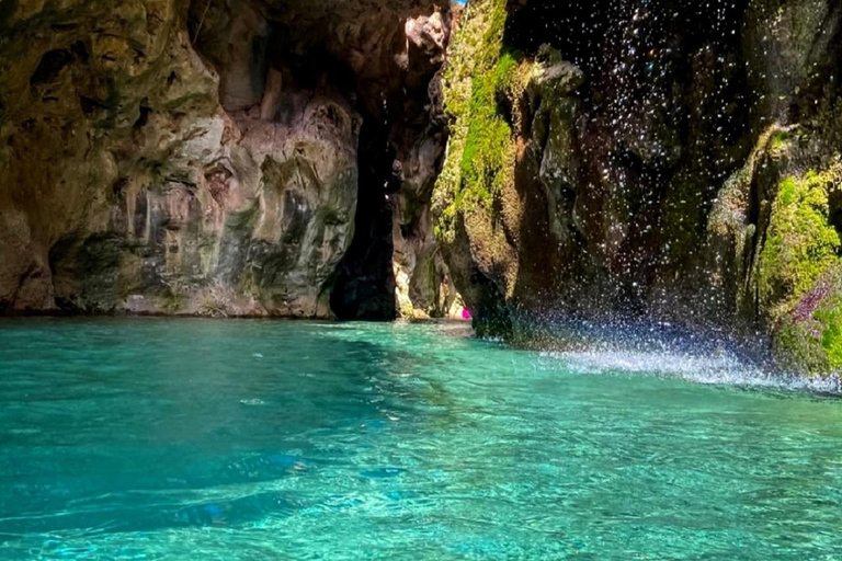 Excursion privée en jeep dans les gorges de Kourtaliotiko, à Preveli et au village de SpiliVisite de groupe à Kourtaliotiko, à la plage de palmiers de Preveli et au village tra