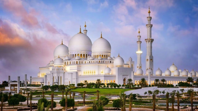 Experience a full-day Abu Dhabi sightseeing tour from Dubai