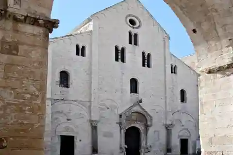 Bari: Basilica of Saint Nicholas Guided Tour