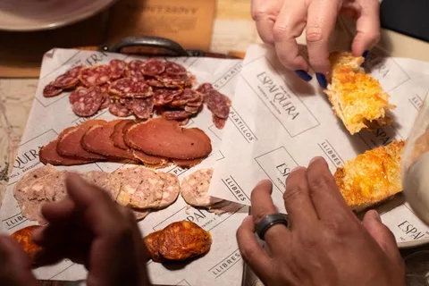 Barcelona Tapas & Drinks: Ein geschmacksintensives Altstadt-Abenteuer