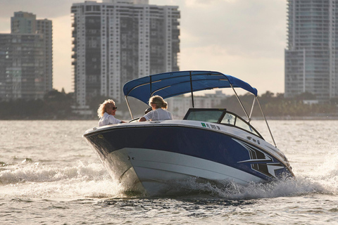 1 hora de paseo en barco privado por Miami con champán y capitánAlquiler de barcos privados en Miami con capitán experimentado -1h-