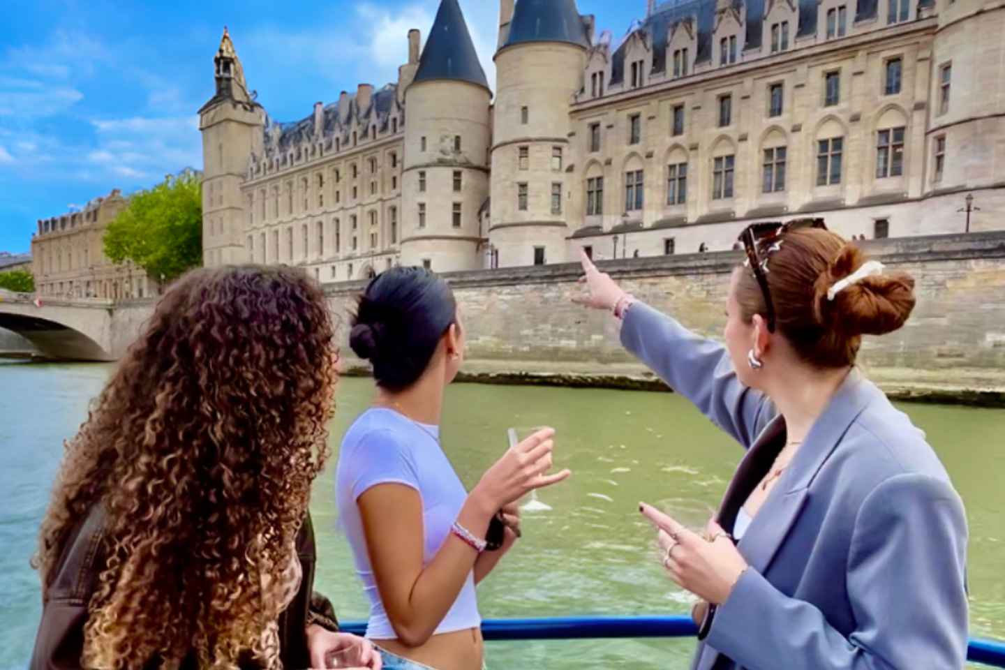 Paris: Happy Hour Evening Cruise on the Seine River
