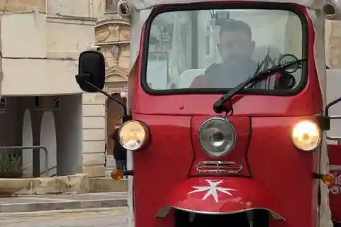 Scopri Malta in tuk-tuk: tour di mezza giornata