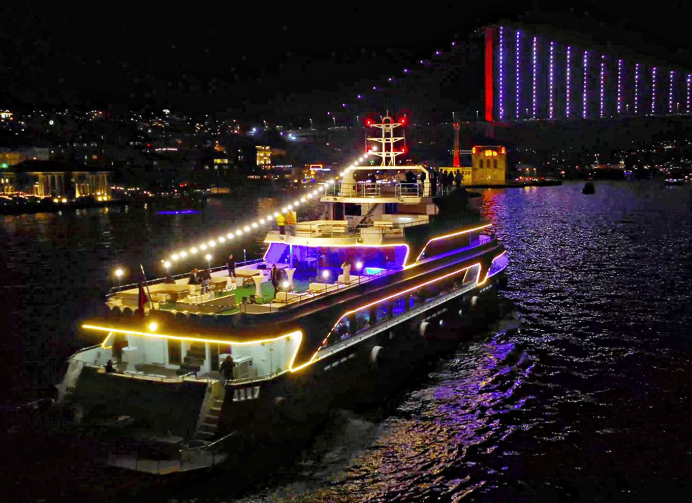 Istanbul: Bosporus-middagscruise og show med privat bord