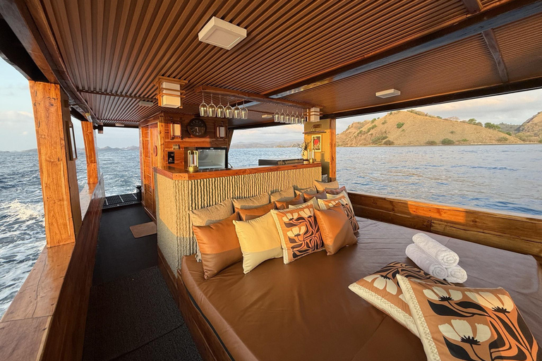 Labuan Bajo: Komodo Full Day Tour Luxury Boat Sunset Cruise Komodo Tour Luxury Boat with Drone and GoPro Underwater