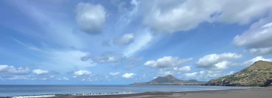 Découvrez la plage de sable noir et la piscine naturelle.